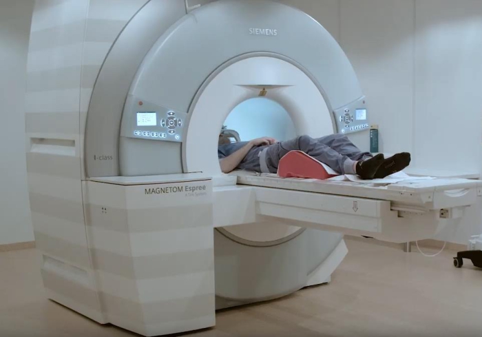 MRI waarbij de patiënt eerst met het hoofd in de tunnel schuift
