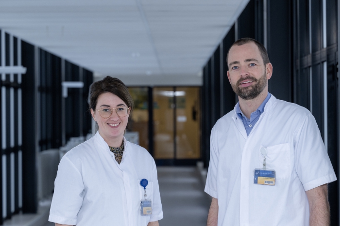 Verpleegkundig specialist Janneke Lanke en internist-oncoloog Rune van de Wetering (foto: Toon Hendriks Fotografie).