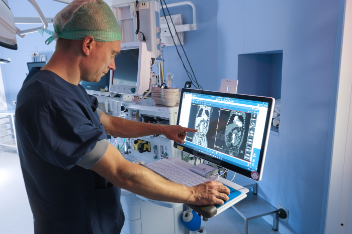 Vaatchirurg Bas Castelijns bekijkt een buikaneurysma (een verwijding van de aorta). De aorta is de buikslagader die zuurstofrijk bloed van het hart naar alle organen en weefsels van het lichaam vervoert. 