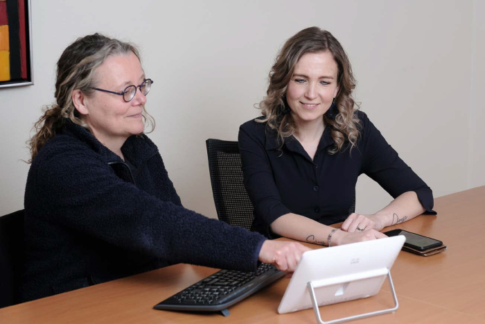 Projectleider Anne evalueert het gebruik van BeterDichtbij met Loraine.