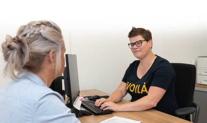 Medewerker Centraal planbureau in gesprek met een patiënt