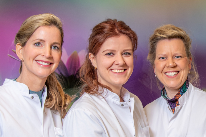 Dermatologen Demia Tiemes (l) en Kim Meeuwis (r) met in het midden huidtherapeute Leonie Rappard. Foto: Karel Peters