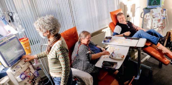 Patiënten Janny Arendsen en Willie Hemmink in de dialysehub in Ruurlo. Op de voorgrond dialyseverpleegkundige Mariel Geverink van Dianet