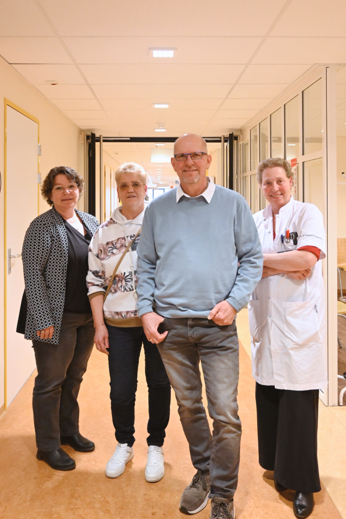 Van links naar rechts: Ingrid Volman (hartfalenverpleegkundige), Jutta en Jelle van Marrum en Mariëtte Streefland (verpleegkundig specialist hartfalen).  