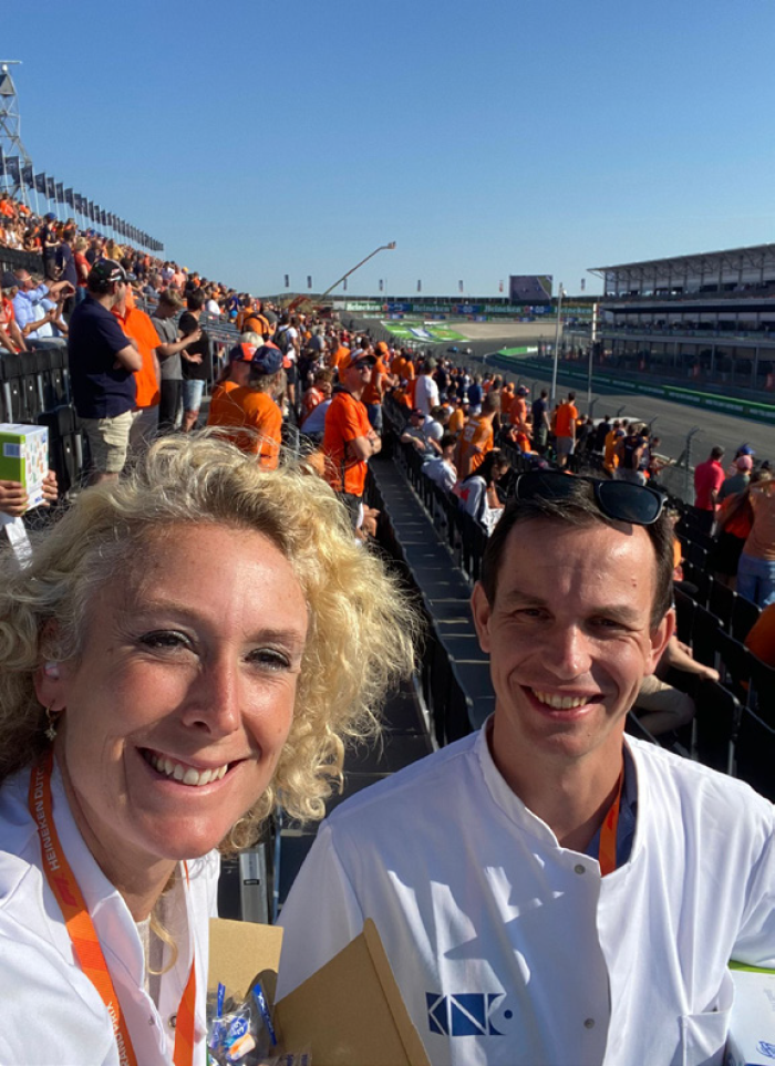 Abma met een collega op de tribune tijdens de Formule 1 races.