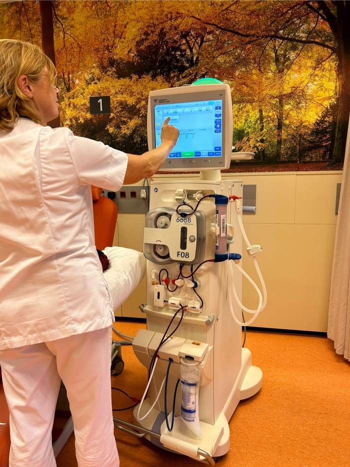 Dialyseverpleegkundige Ans met de nieuwe machine