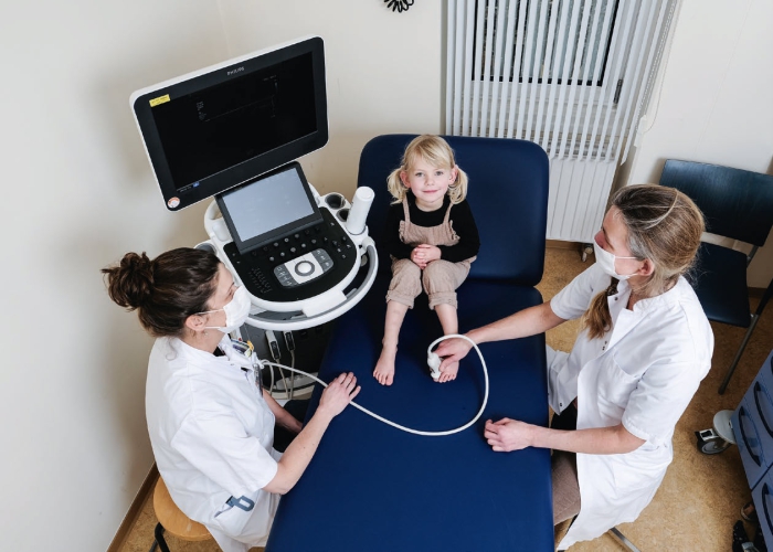 Kinderarts Ilse Hendriksen en reumatoloog Anne-Marie Wessels, die een echografie maakt