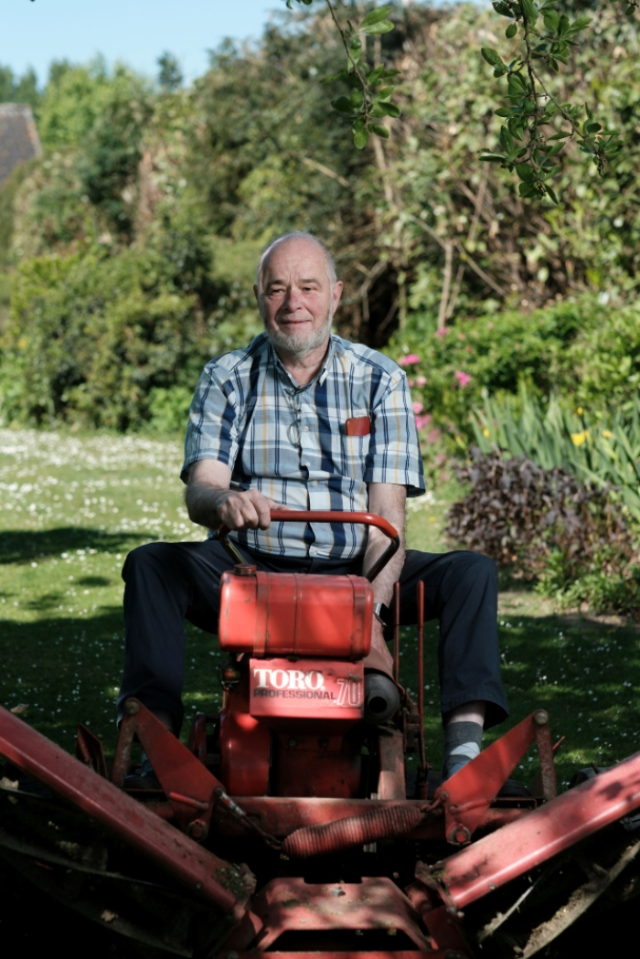 Roland Radstaake aan het werk in de tuin
