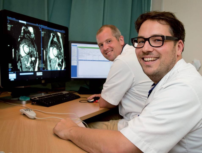 radioloog en cardioloog bekijken beelden