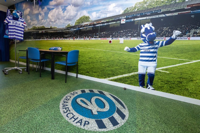 Een impressie van de Graafschapkamer. De foto van het stadion beslaat een hele muur. 