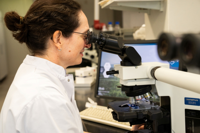 Arts-microbioloog Eefje de Jong  houdt altijd een scherp oog op  multiresistente bacteriën.