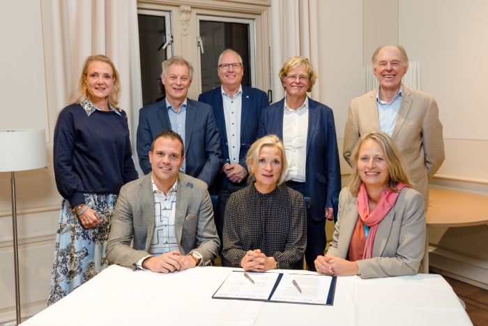 De bestuurders van acht ziekenhuizen en de Radiotherapiegroep tekenden op 24 november een samenwerkingsovereenkomst voor  een regionaal oncologisch netwerk in Oost-Nederland.