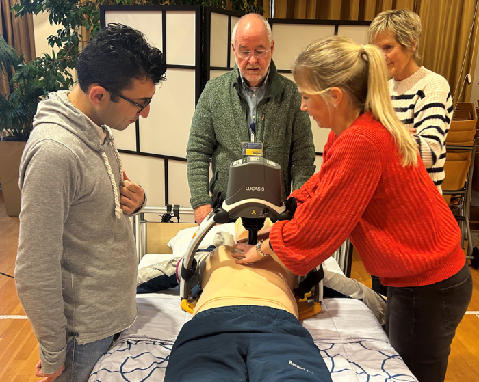 Medewerkers trainen met het aanbrengen en bedienen van het apparaat.