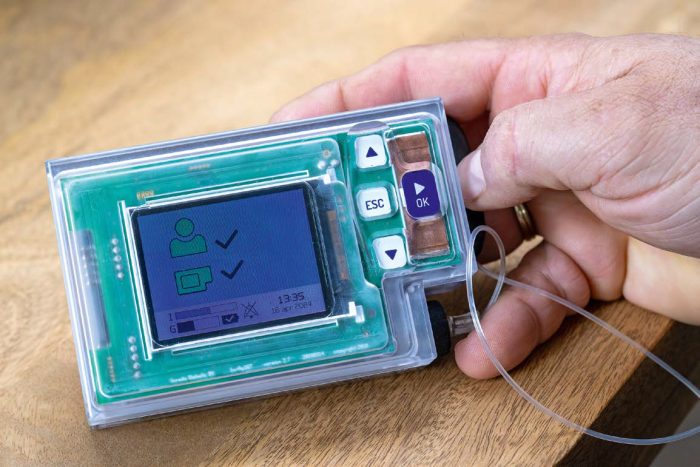 De Inreda AP® van Inreda Diabetic, ter grootte van een hand met een schermpje en bedieningsknoppen,