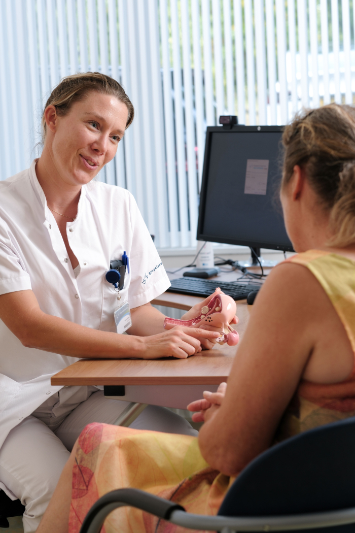 Gynaecoloog Lauren Bullens in gesprek met een patiënt.