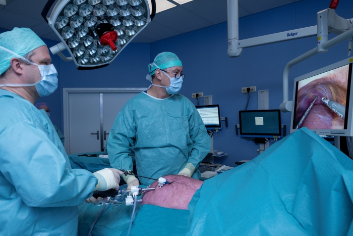 Longchirug Ton van Engelenburg en chirurg Bas Wiering op een operatiekamer.