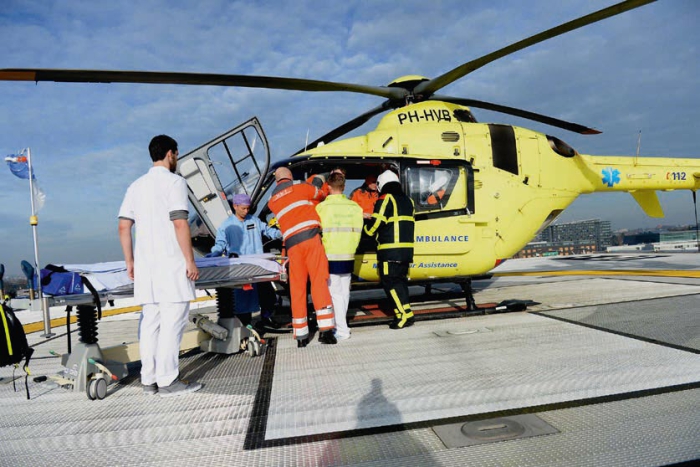 MMT halen patiënt uit traumaheli op platform van het Radboudumc.