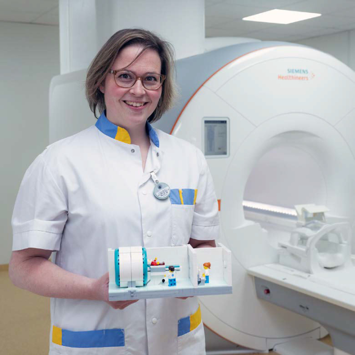 Froukje met het Lego-model van de MRI