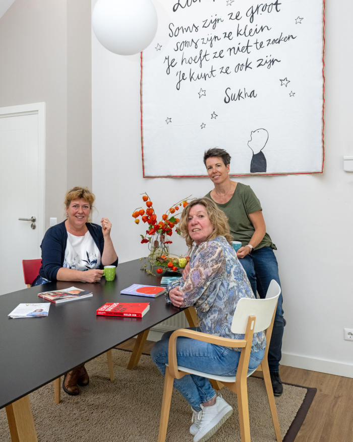 Janny in gesprek met Ulrike, klinisch psycholoog en Nadia, medisch maatschappelijk werker. 