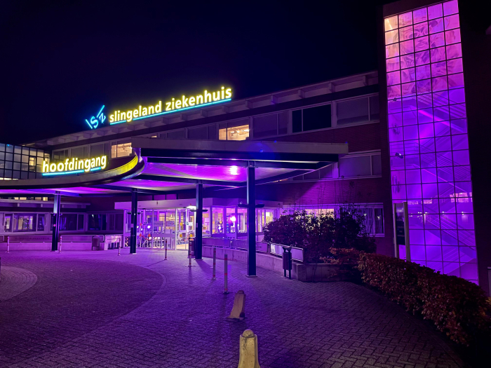 Het Slingeland Ziekenhuis is paars verlicht