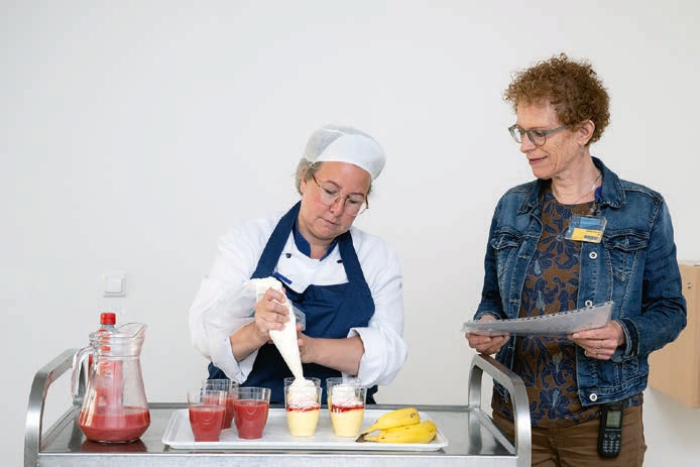 Kok Vera Oosterhoff en diëtist Mariëlle Steentjes. “We willen smakelijke, gezonde tussendoortjes aanbieden.”