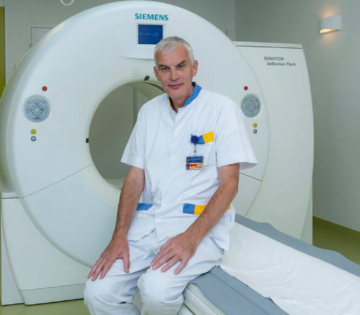 Tom Dam bij de CT-scanner op de SEH