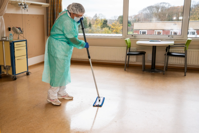 Collega’s van de afdeling  Schoonmaak zorgen voor de  basis in het voorkomen en  bestrijden van ziekenhuisbacteriën.