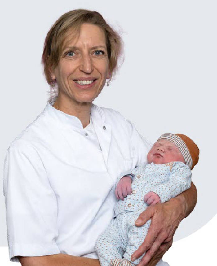 Gynaecoloog Tamara Verhagen met pasgeboren baby.