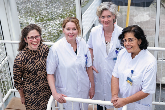 Het multidisciplinaire team van de POP-poli, van links naar rechts: psychiater Marin Peereboom, verloskundige Yvonne Kox, gynaecoloog Anneloes Ruifroek en verloskundige Marieke Peulers.