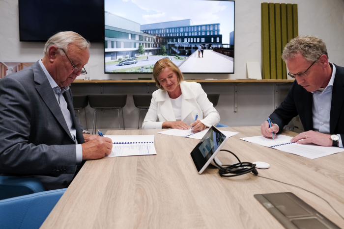 Hein Trebbe sr. (directeur Trebbe Noord-Oost B.V), Jeltje Schraverus  (voorzitter Raad van Bestuur Slingeland Ziekenhuis) en Koert Terhürne (directeur Dura Vermeer Bouw Hengelo B.V.) tekenen de bouwovereenkomst. © Marcel Rekers