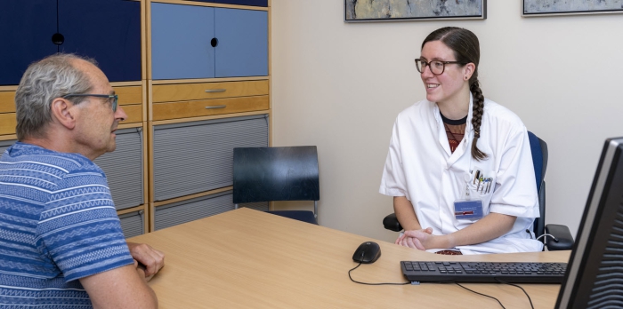 Hans-Peter Helder met internist-hematoloog Esther van Bladel tijdens een controle in het ziekenhuis. 