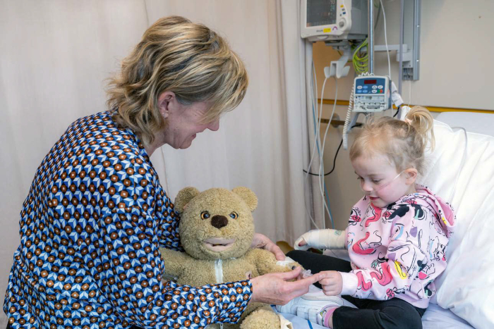 Annerieke bereidt een kind voor op de behandeling