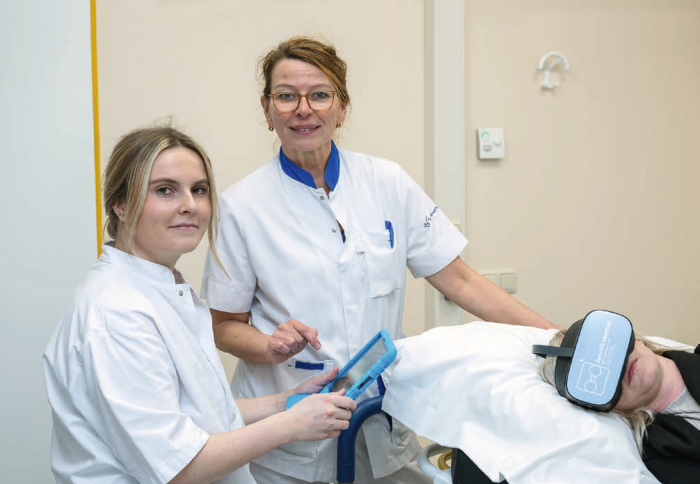 Puck en Helga kunnen via de tablet verbinding maken met de VR-bril. ©Foto: Toon Hendriks