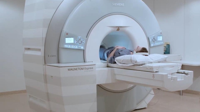 MRI waarbij de patiënt eerst met de benen door de tunnel gaat.