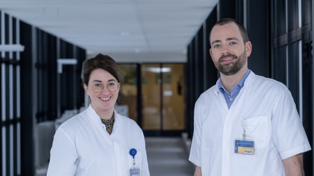 Verpleegkundig specialist Janneke Lanke en internist-oncoloog Rune van de Wetering (foto: Toon Hendriks Fotografie).