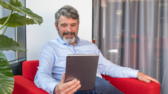 beterdichtbij-beeldbellen-patient-binnen-man-stoel1-1.jpg
