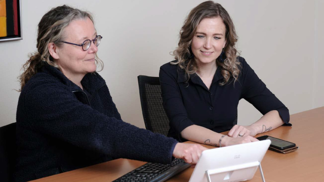 Projectleider Anne evalueert het gebruik van BeterDichtbij met Loraine.