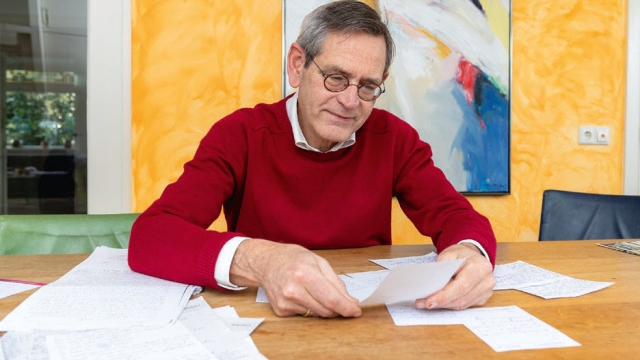 Erik Muller bekijkt de briefjes met de uitspraken