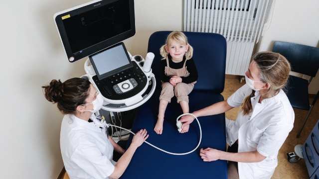 Kinderarts Ilse Hendriksen en reumatoloog Anne-Marie Wessels, die een echografie maakt