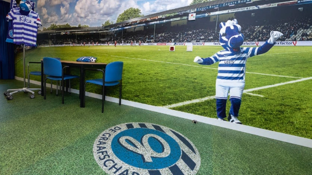 Een impressie van de Graafschapkamer. De foto van het stadion beslaat een hele muur. 