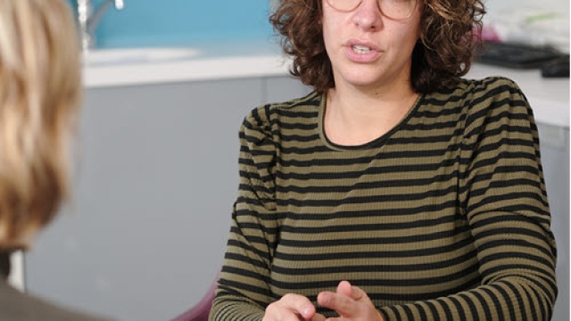 Marieke , een van de medisch-pedagogisch zorgverleners op de Kinderafdeling.