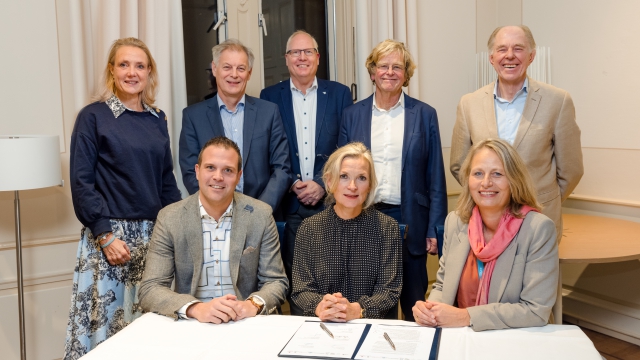 De bestuurders van acht ziekenhuizen en de Radiotherapiegroep tekenden op 24 november een samenwerkingsovereenkomst voor  een regionaal oncologisch netwerk in Oost-Nederland.