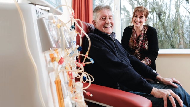 Joop Speet met dialyseverpleegkundige Annelies.