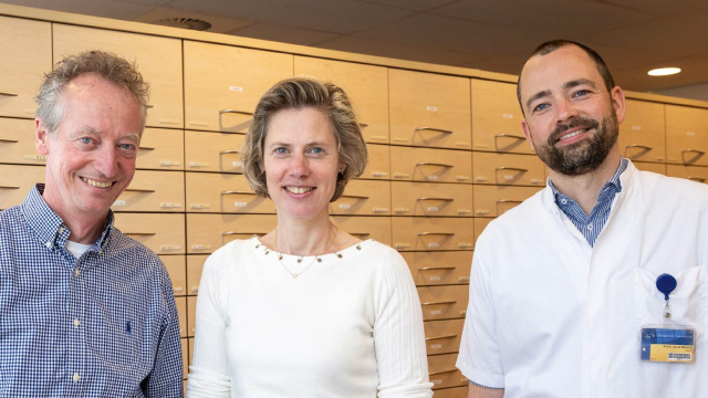 Teammanager ziekenhuisapotheek Johan van der Elsen (l), poliklinisch apotheker Catherine Callens en internist-oncoloog Rune van de Wetering (r):