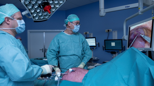 Longchirug Ton van Engelenburg en chirurg Bas Wiering op een operatiekamer.