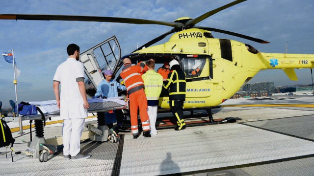MMT halen patiënt uit traumaheli op platform van het Radboudumc.