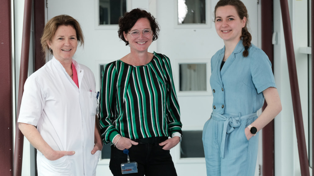 Kinderarts Monique Jacobs, neonatologieverpleegkundige Mariëlle Boegman en verloskundige Yvonne Combee. ©Foto Marcel Rekers