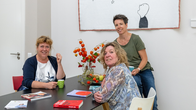 Janny in gesprek met Ulrike, klinisch psycholoog en Nadia, medisch maatschappelijk werker. 
