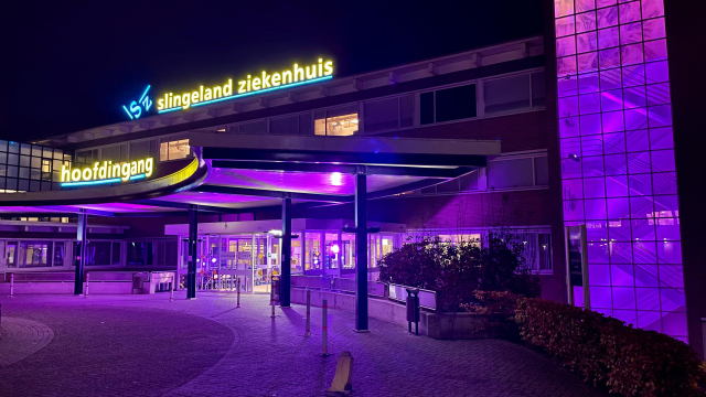 Het Slingeland Ziekenhuis is paars verlicht