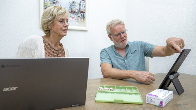 Parkinsonverpleegkundige Diana Melgers met Bert van Ommen